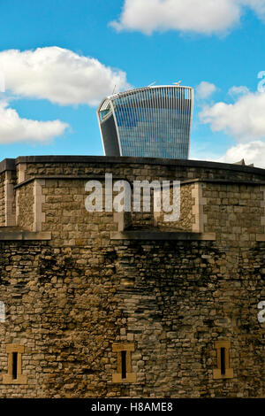 La Torre di Londra con il grattacielo 20 Fenchurch Street conosciuta come 'The Walkie-talkie'; sullo sfondo. Città di Londra. Inghilterra, Regno Unito, Europa Foto Stock