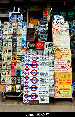 Stall che vende varie placche di metallo d'epoca da collezione al mercato di Portobello Road. Londra, Inghilterra, Regno Unito, Regno Unito, Europa. Primo piano Foto Stock