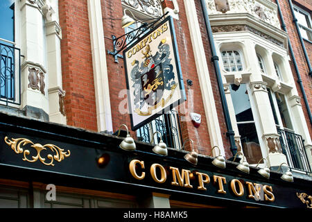 Comptons pub, pub gay, Old Compton Street, situato nel cuore del villaggio gay di Soho, Londra, Inghilterra, Gran Bretagna, Regno Unito, Regno Unito, Europa. Foto Stock