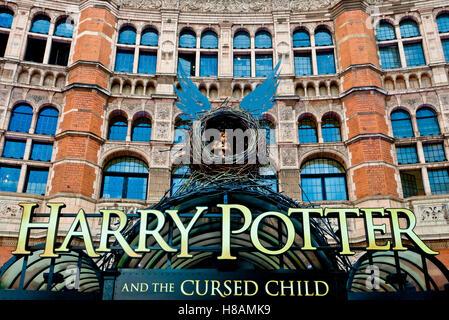 Palace teatro che ospita il musical Harry Potter e il bambino maledetto. Vista ad angolo basso, segno. Quartiere dei teatri, West End, Londra, Inghilterra, Regno Unito, Europa. Foto Stock