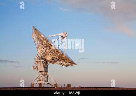 Radio telescopio e luna, molto grandi array (VLA), San Agustin pianure, vicino a Magdalena, Nuovo Messico USA Foto Stock