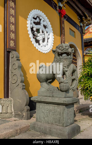 Custode foo cane o lion al di fuori del tempio Jiangxin di Jiangxin isola a Wenzhou city, Cina, Sud della provincia di Zhejiang. Foto Stock