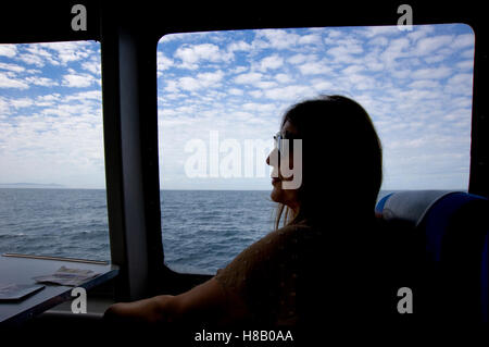 Donna sulla barca dalla lunga spiaggia di Isola Catalina Foto Stock