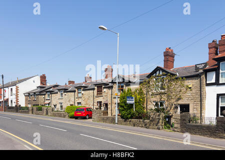 Rocca di Sala adiacente e pietra casette a schiera su New Street, nel villaggio di Blackrod, vicino a Bolton, Lancashire. Foto Stock