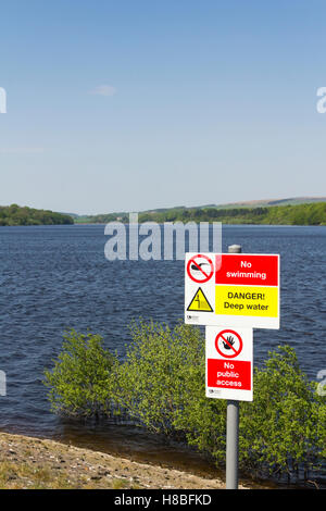 Pericolo in acqua profonda, nessun segno di nuoto nella parte finale a sud di Rivington inferiore serbatoio vicino Horwich, Lancashire. Foto Stock