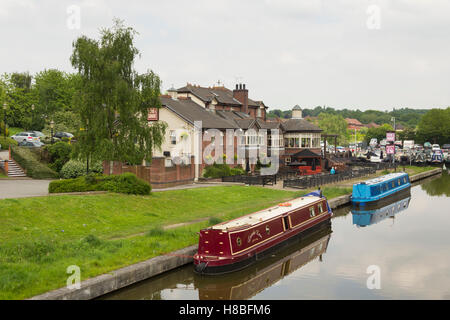 Maggio 2016, Boothstown, Greater Manchester, Regno Unito. Narrowboats posteggiati fuori gli ormeggi pub sulla Boothstown marina sulla Bridgewate Foto Stock