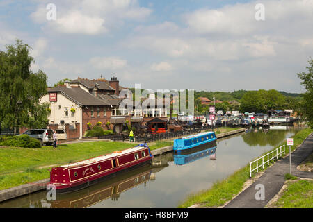 Narrowboats posteggiati fuori gli ormeggi pub sulla Boothstown marina su Bridgewater Canal in Greater Manchester. Foto Stock