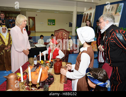 La duchessa di Cornovaglia si unisce ad una festa Tudor, come incontra alcuni degli alunni e insegnanti presso il St Christopher scuola, a Manama, la capitale del Bahrein, durante una visita al paese per la coppia reale come parte del loro tour del Medio Oriente. PRESS ASSOCIATION Foto, Immagine Data: giovedì 10 novembre, 2016. Vedere PA storia ROYAL Tour. Foto di credito dovrebbe leggere: John Stillwell/PA FILO Foto Stock