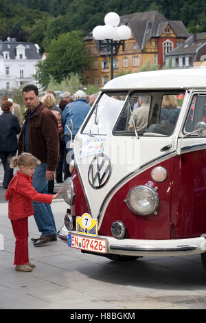 Germania, partecipante di un vintage auto da rally, Volkswagen T1, furgone VW, chiamato Bulli. Foto Stock