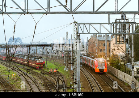 SAINT-Petersburg, Russia - 27 Settembre 2016: moderno locomotore tirando una elevata velocità del treno elettrico Lastochka su rotaie. RZD Foto Stock