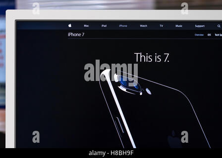 Cupertino, Stati Uniti - 7 Ottobre 2016: iPhone 7 con iOS 10 sui computer Apple sito web. Nuovo high-tech smartphone Foto Stock