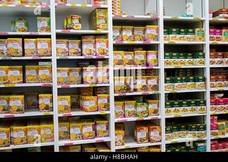 Miscele per preparare piatti indiani e mediorientali in vendita al supermercato Patel Brothers sulla 74th Street a Jackson Heights, Queens, New York City. Foto Stock