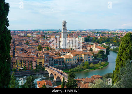 Vista in elevazione, con la torre della cattedrale, il centro storico, Verona, Veneto, Italia Foto Stock