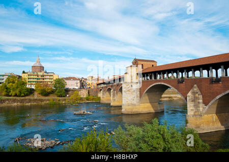 Ponte coperto, attraversa il fiume Ticino, San Teodore chiesa in background, Pavia, Lombardia, Italia Foto Stock