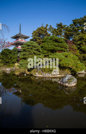 Giardino Rinnoji a Sendai ha vari percorsi, un stagno di koi e tre piani pagoda riflettendo nel suo giardino di stagno Foto Stock
