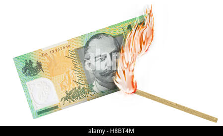 Una banconota essendo bruciato da un confronto con la masterizzazione in una grande fiamma. Foto Stock