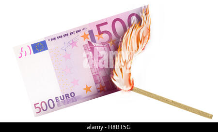 Una banconota essendo bruciato da un confronto con la masterizzazione in una grande fiamma. Foto Stock