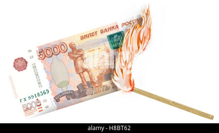Una banconota essendo bruciato da un confronto con la masterizzazione in una grande fiamma. Foto Stock