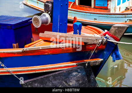 Barche da pesca a Khao Takiab villaggio di pescatori Foto Stock