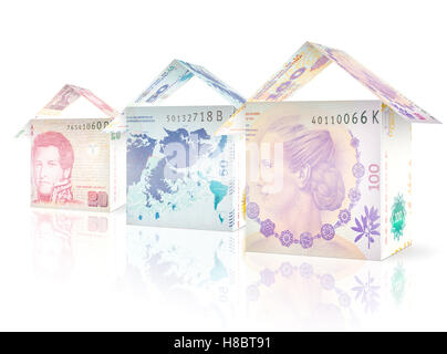 Le fatture del denaro ripiegato come case in piedi accanto a ogni altra in calo in dimensioni e valore. Foto Stock