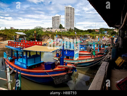 Barche da pesca a Khao Takiab villaggio di pescatori Foto Stock