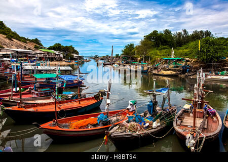 Barche da pesca a Khao Takiab villaggio di pescatori Foto Stock