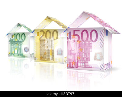 Le fatture del denaro ripiegato come case in piedi accanto a ogni altra in calo in dimensioni e valore. Foto Stock