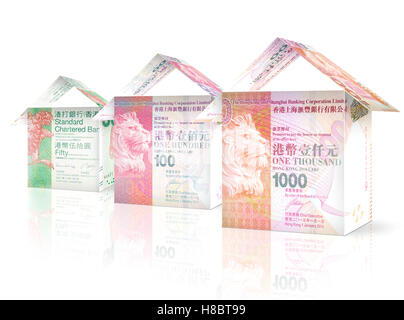 Le fatture del denaro ripiegato come case in piedi accanto a ogni altra in calo in dimensioni e valore. Foto Stock