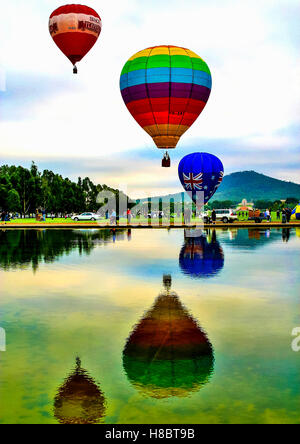 Calda palloncini sono riflesse in acqua durante la Fiesta a Canberra Foto Stock