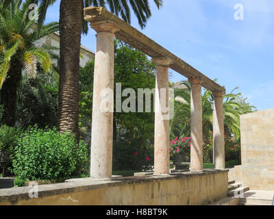 Palm Tree e colonne nella città di Baeza, Andalusia Foto Stock