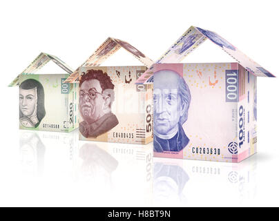 Le fatture del denaro ripiegato come case in piedi accanto a ogni altra in calo in dimensioni e valore. Foto Stock