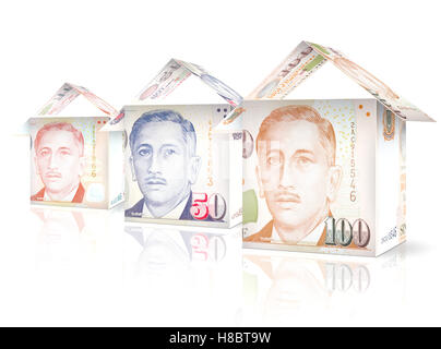Le fatture del denaro ripiegato come case in piedi accanto a ogni altra in calo in dimensioni e valore. Foto Stock