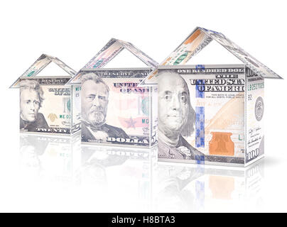Le fatture del denaro ripiegato come case in piedi accanto a ogni altra in calo in dimensioni e valore. Foto Stock