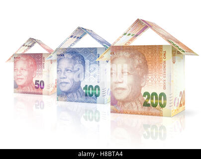 Le fatture del denaro ripiegato come case in piedi accanto a ogni altra in calo in dimensioni e valore. Foto Stock