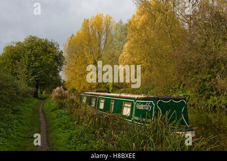 Una stretta barca ormeggiata presso l'alzaia del Kennet & Avon Canal a Hungerford comune in autunno, Ottobre Foto Stock