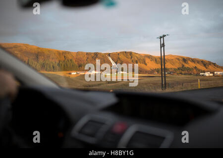 Paesaggio islandese è visibile attraverso il parabrezza di un auto durante un viaggio in Sud dell'Islanda Foto Stock