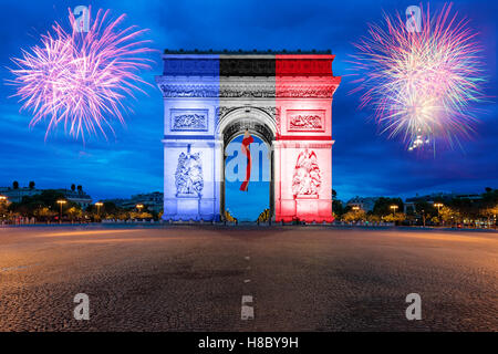 Arc de Triomphe Paris e Champs Elysees con il nuovo anno di fuochi d'artificio a Parigi, Francia. Foto Stock