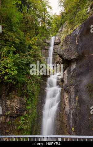 Vista cascata ispiratrice di Hallstatt, Austria Foto Stock