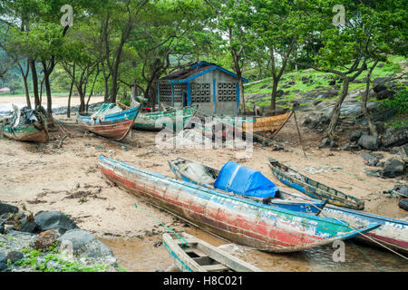 Barche da pesca tirata sulla spiaggia di Kent di Freetown Foto Stock