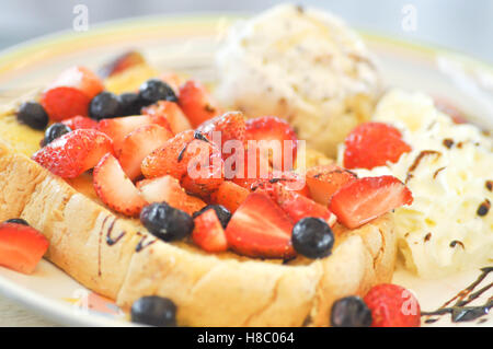 Toast alla francese con fragola ,mirtillo e gelato piatto Foto Stock