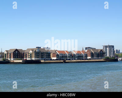 Vista di Ocean Village sviluppo dal pontile in legno a Southampton Sailing Club, Woolston, Southampton, Hampshire REGNO UNITO Foto Stock