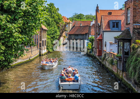Barche sul Canal Bruges Belgio Foto Stock