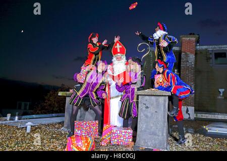 Pete nero alternativa, fuliggine pete, roet piet, Zwarte Piet, tradizione Sinterklaas sta cambiando. St Nicholas Foto Stock