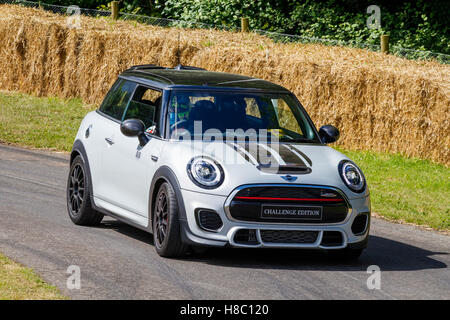 2016 BMW MINI John Cooper Works Challenge Edition al 2016 Goodwood Festival of Speed, Sussex, Regno Unito. Foto Stock