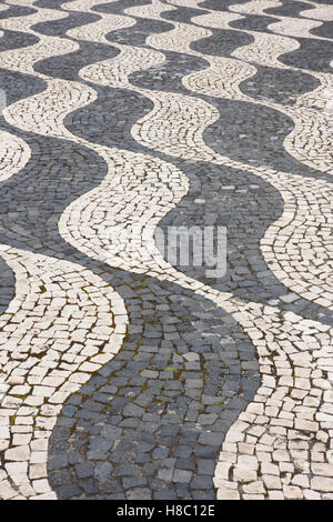 Lastricata tradizionale forma curva forme in pico, Azzorre. Il Portogallo. In verticale Foto Stock