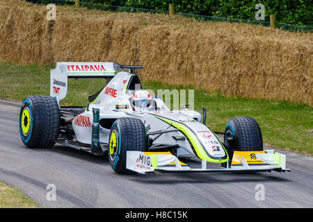 2009 Brawn-Mercedes BGP 001 con pilota Martin Brundle al 2016 Goodwood Festival of Speed, Sussex, Regno Unito Foto Stock