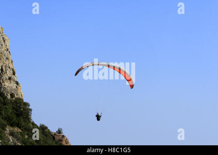 Pratico parapendio sul sito di Pic De Vissou, vicino al Cirque de Moureze e il lago di Salagou, Occitanie, Francia. Foto Stock