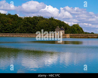 Vista su Linacre serbatoio vicino Cutthorpe e Chesterfield in North East Derbyshire England Regno Unito Foto Stock