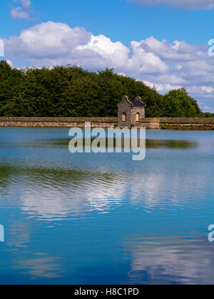 Vista su Linacre serbatoio vicino Cutthorpe e Chesterfield in North East Derbyshire England Regno Unito Foto Stock