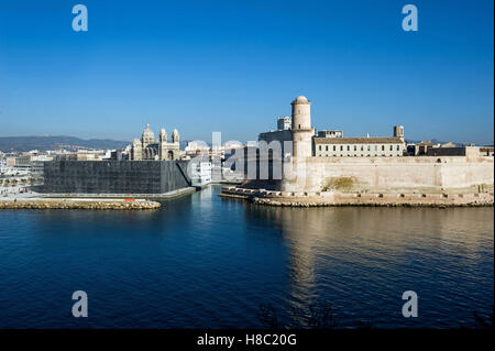 Marsiglia (sud-est della Francia): Museo della Comunità e civiltà del Mediterraneo (MuCEM) e Fort Saint Jean all ingresso del Porto Vecchio. Foto Stock